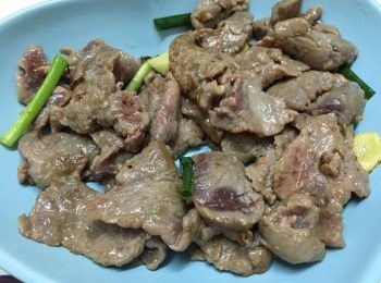 step2: 先燒熱油鑊, (油的份量太少鑊不熱會黏底的), 爆香薑片及蔥段後加入牛肉快炒至8成熟先上碟