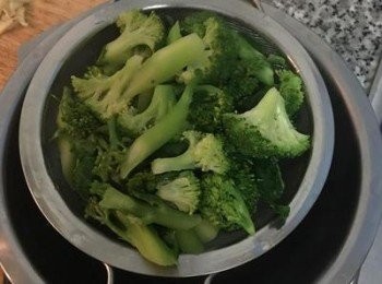 step6: 瀝乾水份備用，原炒鍋洗淨。