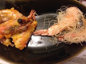 step4: 用牛油及蒸熟的咸蛋黃混入蒜蓉用少火煮稠加糖炒香扯走淋在炸酥香的蝦頭上便可享用