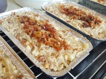 step8: 將蘿蔔粉槳倒入盆中，在糕面放上少許臘肉。