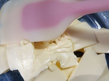 step6: 牛油於室溫溶解至軟身(如果是夏天整,必須要開冷氣才溶牛油,否則會影嚮效果)