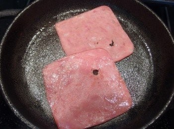 step7: 利用剛才的鍋,將火腿片煎出焦香狀。