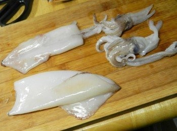 step3: 透抽去除紫紅色外皮，內臟清除乾淨備用