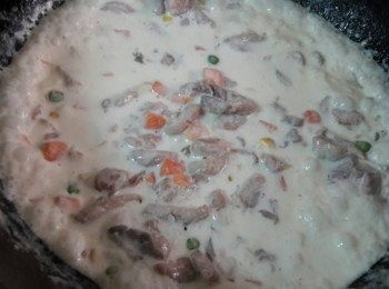 step7: 再灑入鹽 , 黑胡椒粉 , 加入一杯水拌煮 , 再加入一湯匙麵粉水 , 煮至喜歡的濃稠度