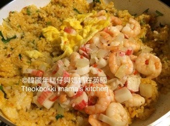 step9: 然後將之前盛起了的蝦和炒蛋加入飯裡炒多一會就馬上熄火。