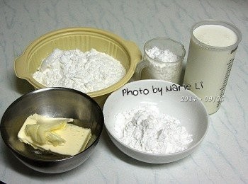 step1: 準備<span class="group_1">食材</span>：(約做30個小月餅)

糯米粉：        90g
在來米粉：      90g
澄粉：          40g
糖粉：          60g
鮮奶：         360g
煉乳：          50g
無鹽奶油：      40g
日本太白粉：   酌量

無鹽奶油先隔水加熱融化成液狀，備用。

※日本太白粉又稱為《熟粉》，它是熟的所以可以直接食用。
※《澄粉》是一種無筋的小麥澱粉，因不含蛋白質   
    製作出來的點心外觀多半會呈半透明感。
