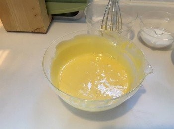 step4: 採用手動打蛋器：糖加入蛋黃中拌勻、加入油拌勻、加入檸檬汁拌勻、加入一半低筋粉快手拌勻、加餘下一半拌勻至沒有粉粒待用。加粉後不要拌太久，免起筋影響鬆軟程度。