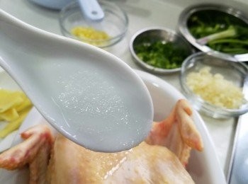 step2: 把玫瑰露及鹽塗滿雞身。