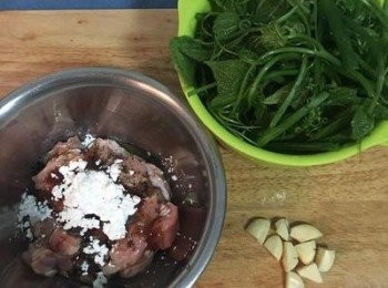 step2: 帶皮去骨雞腿肉切粗條，並用醃料抓勻備用，蒜頭拍扁去皮後略切。