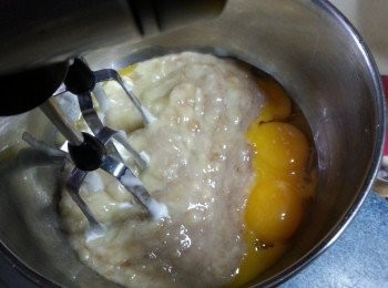 step4: 將香蕉與蛋黃用電動打蛋器打勻
