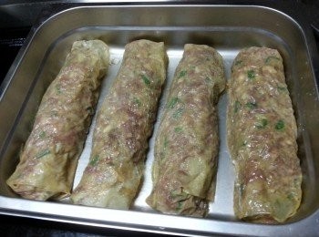 step9: 用鑊放上蒸架,水滾後平均舖上豬肉卷放上菜上,中大火蒸45分鐘,灘凍後放入雪櫃雪至硬身