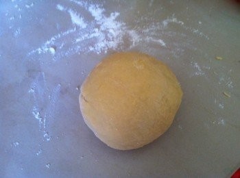 step2: 在工作臺上灑些高筋面粉，用手揉成麵糰光滑，然後乾淨得布包起來讓麵糰休息15分鐘。