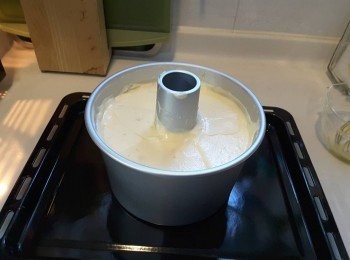 step10: 把混合好蛋糕糊倒入模具中，用膠刮輕輕刮平糊面，底部與枱面碰撞2-3回便可（不要太多回，因會做成底部凹陷）。