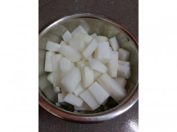 step2: 白蘿蔔去皮切成塊狀倒進高湯裡，蓋上蓋子再煮20分鐘。叉子能刺穿就已經夠軟了