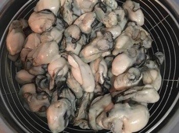 step3: 當蚵仔變的飽滿時就可以濾水瀝乾備用。