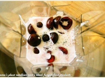 step3: 將櫻桃剖半後去籽，與鮮奶一同倒入至果汁機中，打成汁即可。