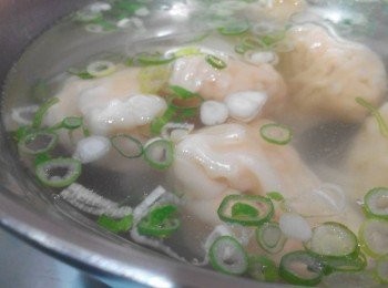 step2: 水煮開後，依序放入餛飩、紫菜、芹菜，加入少許的糖、塩巴、香油，最後放入蛋皮絲，即可呈於碗中，上桌享用男女老少最愛喝的清淡養生紫菜蛋皮絲餛飩湯。 (圖為小攤子老闆的餛飩，我沒加油蔥，小攤子有油蔥，我想吃更清淡一點！)