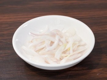 step1: 把紅蔥頭去皮切條狀。