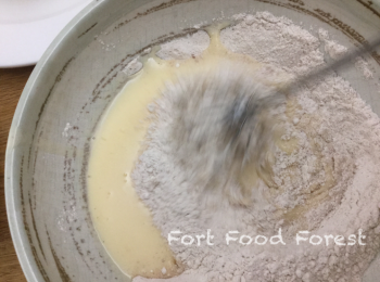 step3: 將<span class="group_2">乾材料</span>倒入<span class="group_3">濕材料</span>內, 攪拌至法麵糊形成即至, 不要過分攪拌.