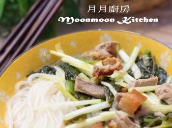 step7: 米粉先放入碗中，把材料淋在米粉上即成。