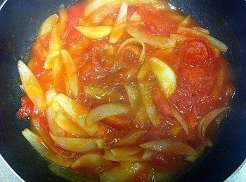 step5: 加入茄汁、少許水、鹽及糖，中火煮至醬汁收杰。