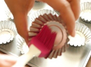 step10: 組合及烤焗（步驟10-18）：
把焗爐預熱至200°C。在每一個撻模內掃油備用。（可用Cooking Spray噴過再掃開，或直接掃上菜油或牛油溶液。）