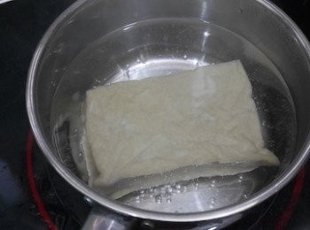 step1: 燒一煲水，烤麩熱水下鍋煮30分鐘撈起
煮好的烤麩用水沖洗，邊沖洗邊按壓至完全冷卻，之後撕成小塊，再印乾水份