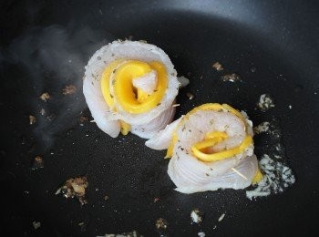 step4: 鑊下油開中火，加入蒜頭至金黃色後取走，下魚柳卷慢火煎至金黃大約3分鐘，關火後留在鑊上待用