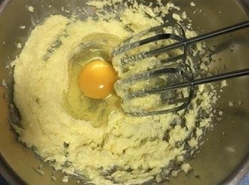 step5: 接著放入ㄧ顆蛋打勻。