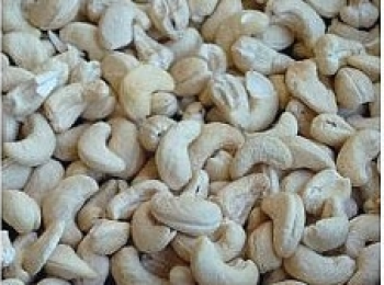 step2: 腰果放不粘鍋中，小火慢慢炒熟，要不停的翻炒讓腰果均勻的受熱