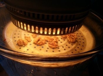 step2: (A2)合桃肉同樣入爐焗至微微金黃,放涼壓碎(但不要壓太碎, 否則影響口感)