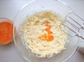 step8: 蛋液一點一點慢慢加入,這期間不斷的持續攪拌。