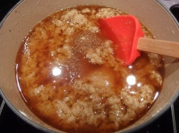 step8: 再加入糖,鹽及香菇調味料小火拌炒。