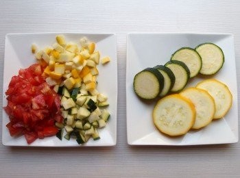 step4: 番茄切丁,夏南瓜及櫛瓜一半切丁另一半切片狀。可享用不同的口感。