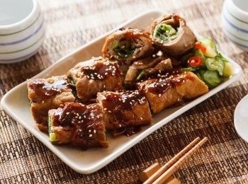 step5: 等豬肉熟透起鍋後，將多餘的醬汁收乾，並淋在蔥肉捲上，最後再灑上白芝麻就完成了。