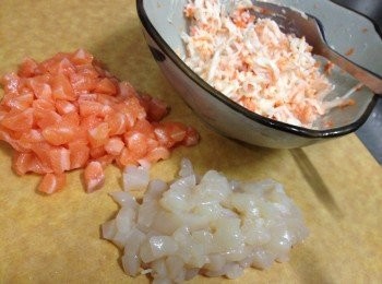 step1: （2人份量） -  

三文魚，帶手切粒；蟹柳撕碎，用適量沙律醬撈勻備用