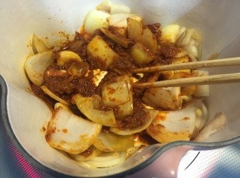 step4: 鍋中加入乾咖哩醬，炒2分鐘。再放入牛肋條伴炒5分鐘，加入清水和1/4茶匙鹽，蓋上鍋蓋，中小火炆煮35分鐘