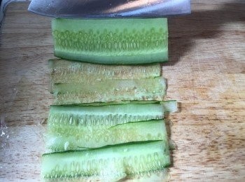 step2: 將青瓜切薄片備用。