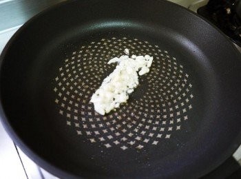 step1: 三層肉切小塊狀，起鍋下蒜末爆香至金黃色