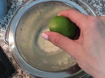 step5: 擠人檸檬汁。