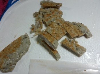 step3: 將已煎香魚肉切開一條條備用