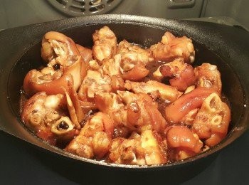 step8: 3小時後，可試豬手夠不夠腍..想腍一些，時間可加上半小時, 之後焗爐熄火，保留煲仔在焗爐裡直至煲冷卻