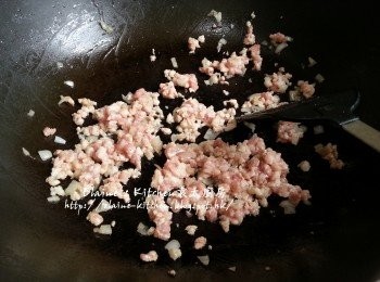 step1: 燒紅鑊 , 爆香乾蔥頭至微黃色 , 加入豬肉碎炒至半熟