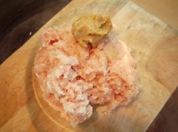 step3: <a href="https://bit.ly/3EZL8dD" target="_blank" data-keyword="雞胸" class="guide-link"><strong>雞胸</strong></a> <span style="display:inline-block;vertical-align:middle;margin-top:-3px;color:initial;border-radius:3px;padding:2px 3px;font-size:12px;line-height:14px;background:#87d300;color:#fff;">即買</span> 肉、味增拌勻