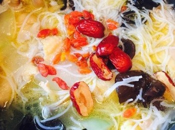 step5: 加入杞子及紅棗，拌勻後灑上芫茜即可。