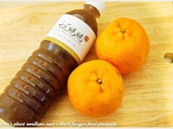 step1: 準備黑木耳養生露、橘子與鹽巴等料理<span class="group_1">食材</span>。