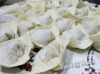 step5: 雲吞皮放上餡料，皮邊用水封口。
煲滾水，先滾雲吞至 8 成熟；再用另一個煲，煲滾清湯，放入餘下嘅牛肝菌水，放入雲吞，至全熟已可。