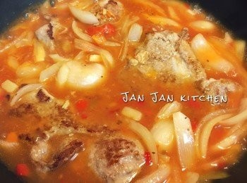 step5: 待蕃茄湯滾起，可先試味，有需要可加入調味料。豬扒回鍋，加蓋中小火炆煮1-2分鐘至熟透。