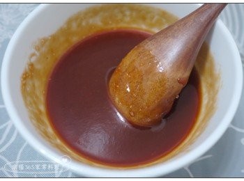 step2: 將所有的<span class="group_2">調味料</span>混合，攪拌均勻。