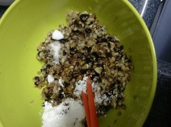 step4: 將所有調味料倒入蒜蓉中撈勻